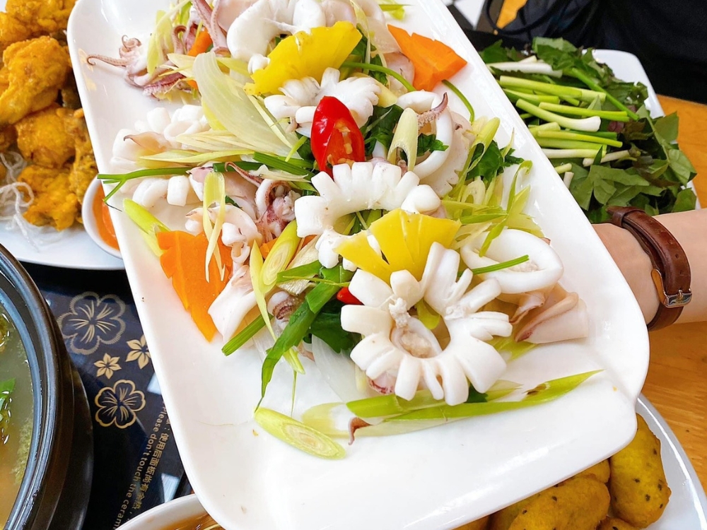 Không gian nhà hàng ấm cúng và gần gũi